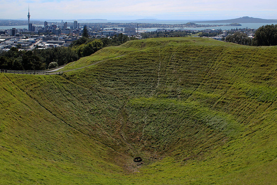 Krater auf dem Gipfel des ruhenden Vulkans Mount Eden